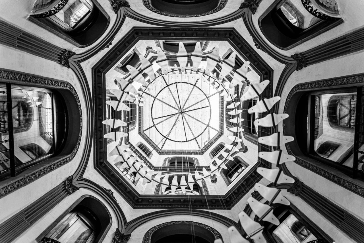 Hotel Lobby Севиля Екстериор снимка The central staircase