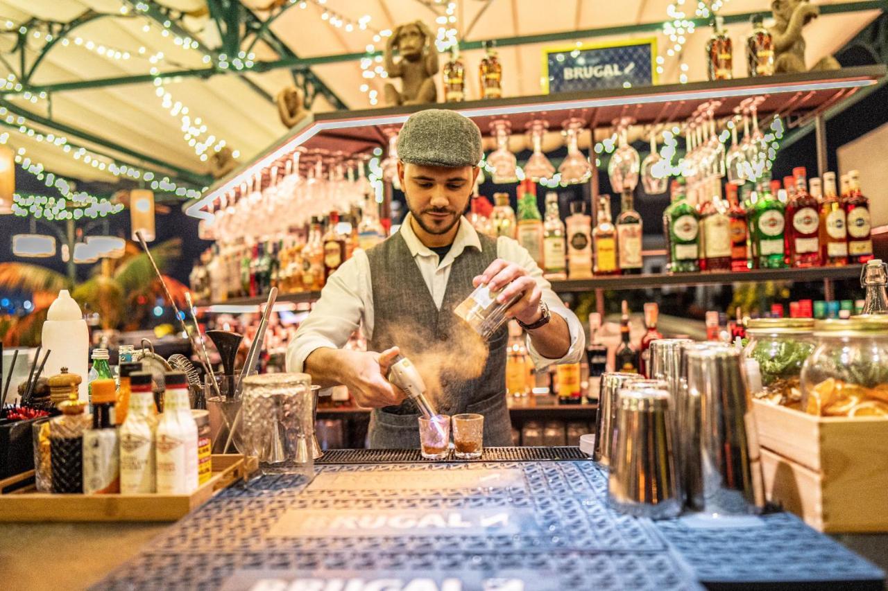 Hotel Lobby Севиля Екстериор снимка A bartender at work