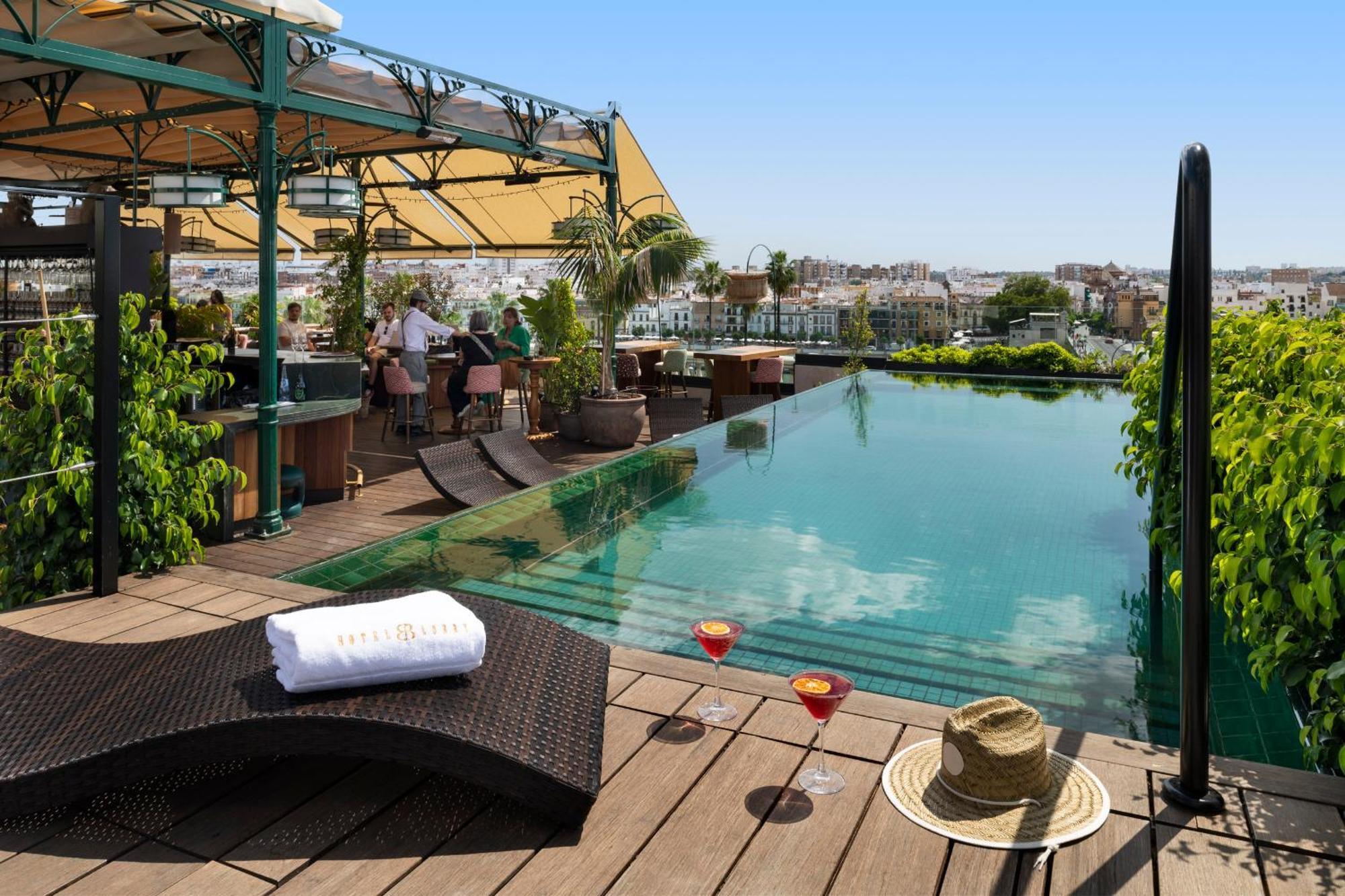 Hotel Lobby Севиля Екстериор снимка Rooftop pool