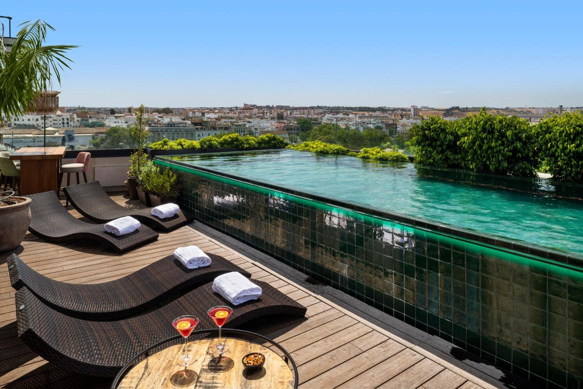 Hotel Lobby Севиля Екстериор снимка Rooftop pool