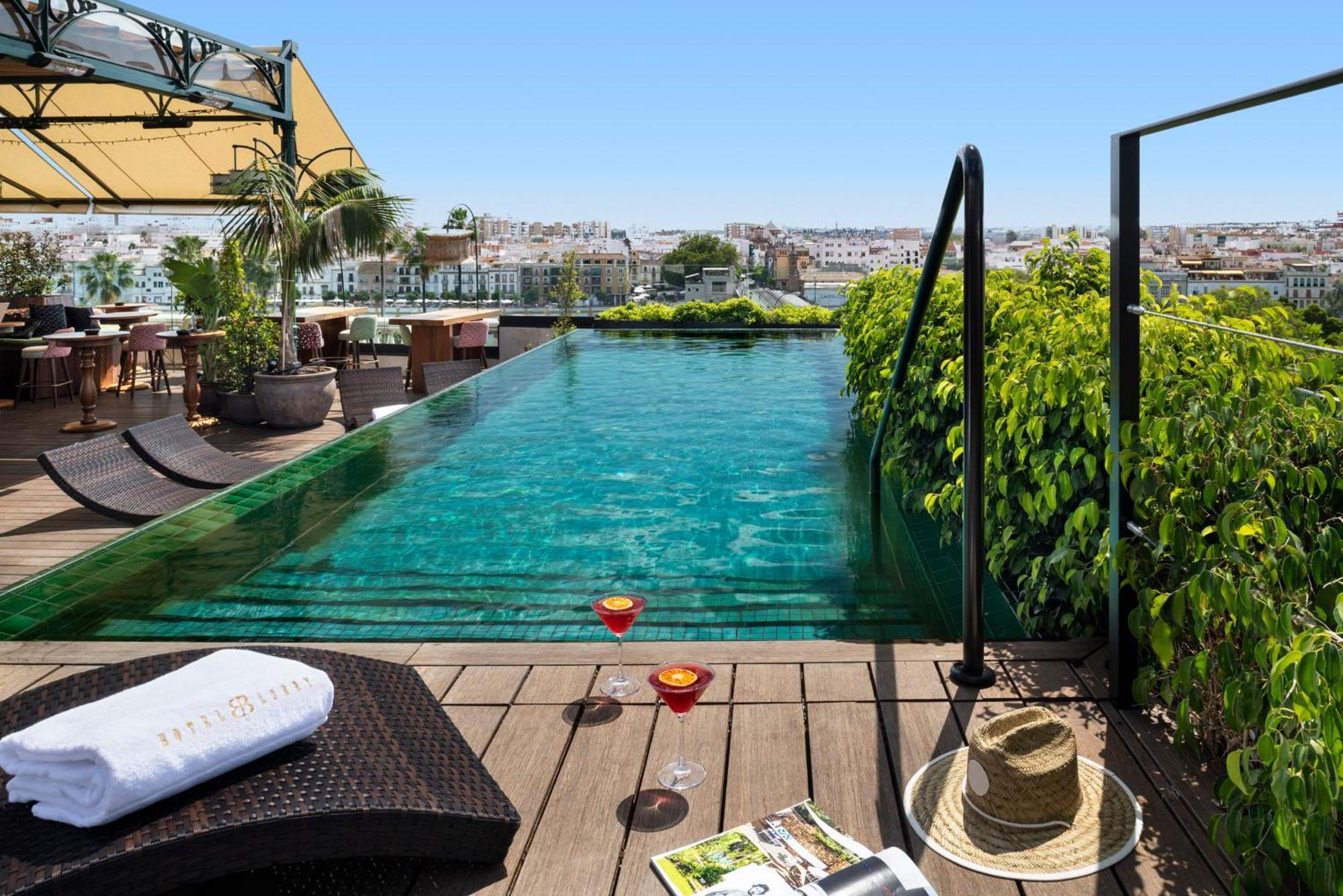 Hotel Lobby Севиля Екстериор снимка Rooftop pool