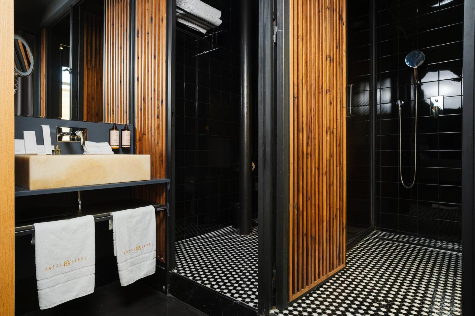 Hotel Lobby Севиля Екстериор снимка Bathroom
