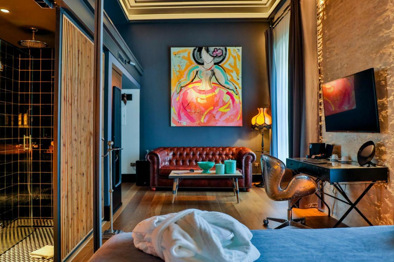 Hotel Lobby Севиля Екстериор снимка A room at the hotel