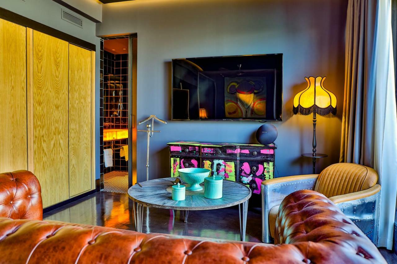 Hotel Lobby Севиля Екстериор снимка A suite at the hotel
