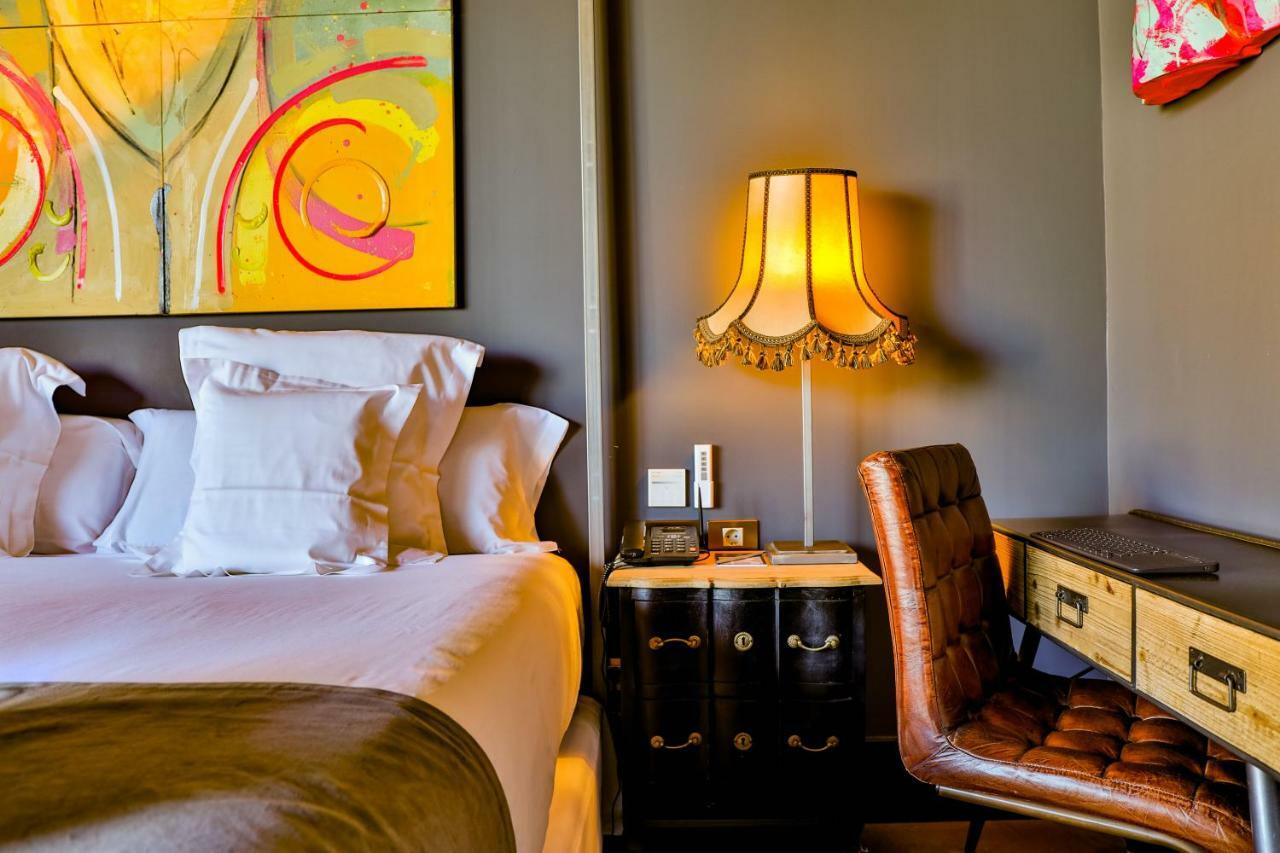Hotel Lobby Севиля Екстериор снимка A bedroom at the Hotel Indigo