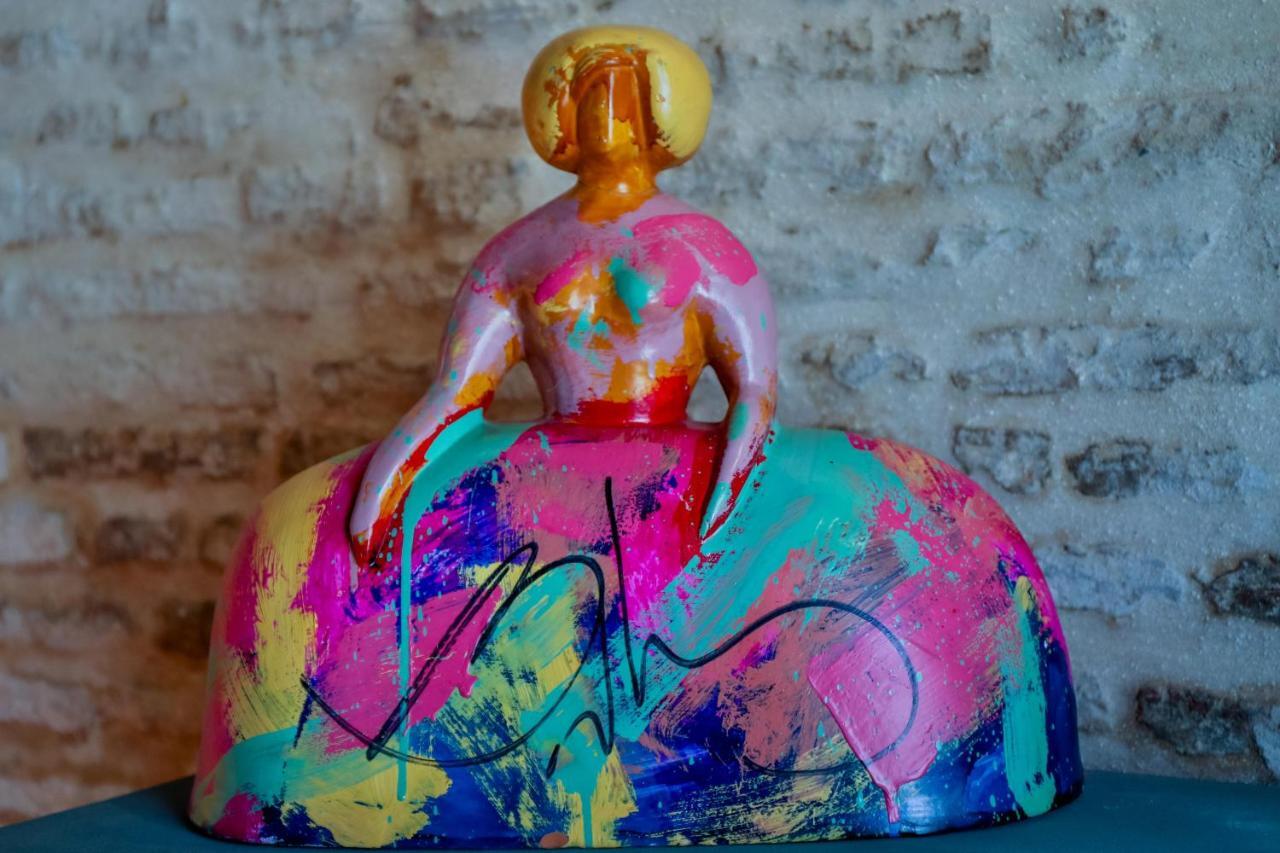 Hotel Lobby Севиля Екстериор снимка A sculpture by artist and designer, Mark Harris