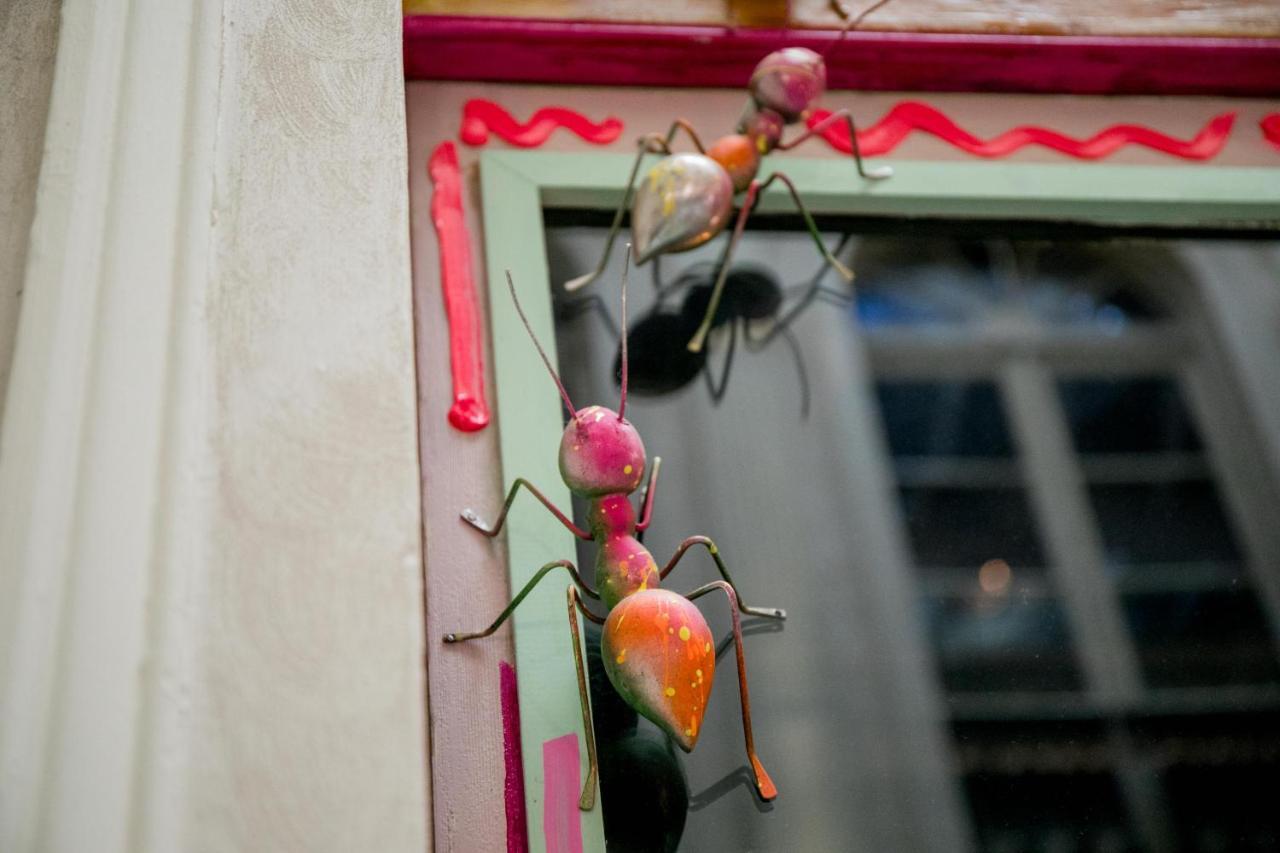 Hotel Lobby Севиля Екстериор снимка A toy ant